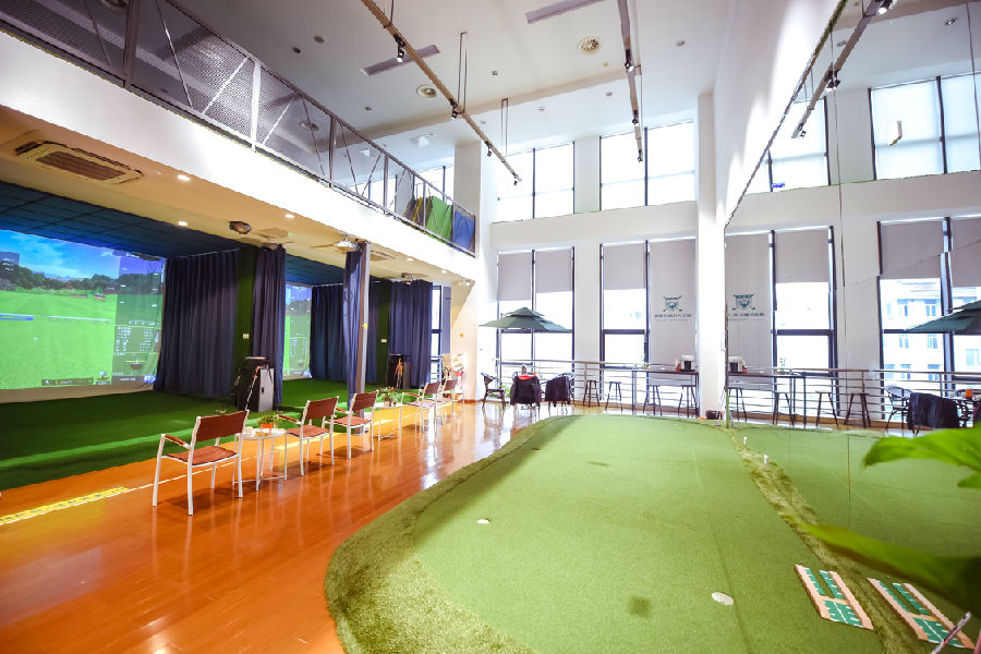舒適的室內(nèi)高爾夫球館環(huán)境